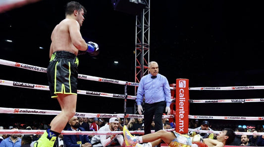 Bruno Surace met KO Jaime Munguia à Tijuana, Mexique. Image du KO en direct sur le ring.