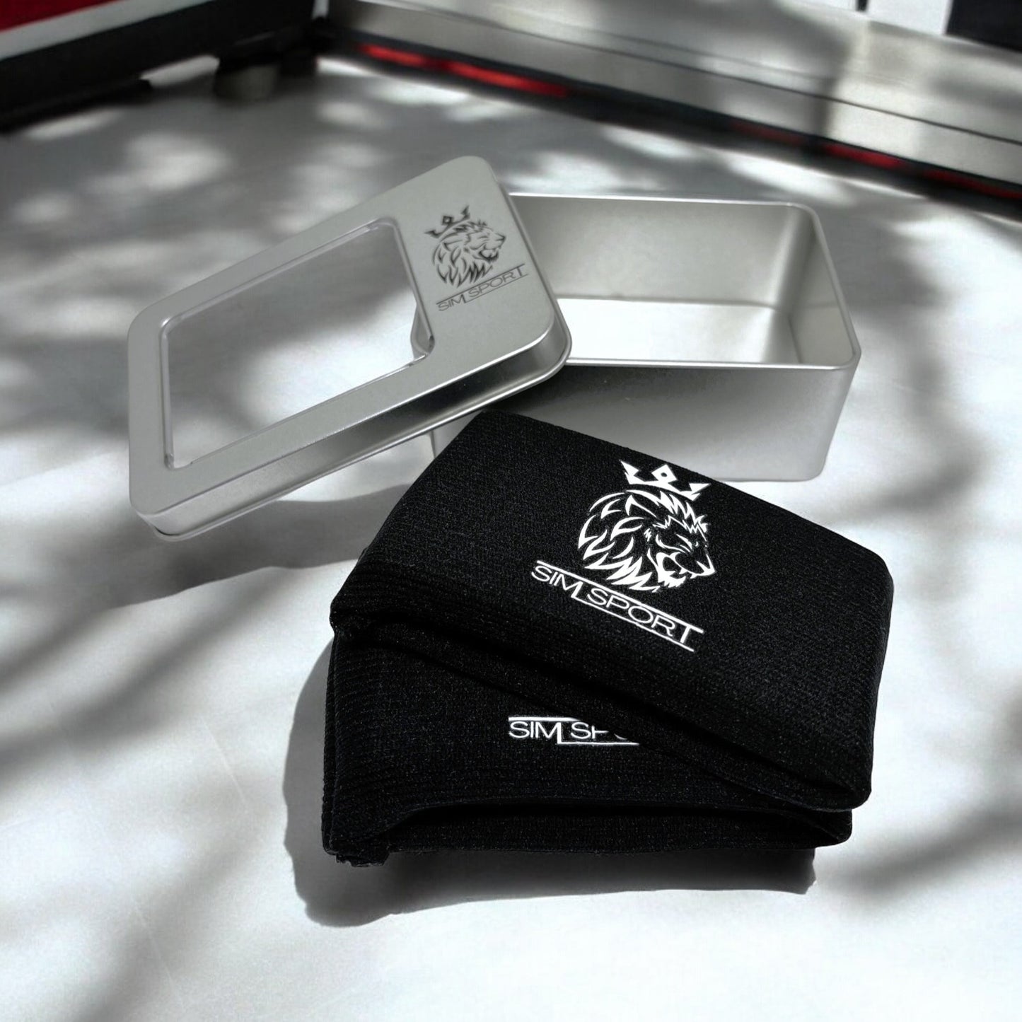 Pad de protection mains (métacarpes) posés dans un ring de boxe, offert avec sa boîte métallique, couleur noir