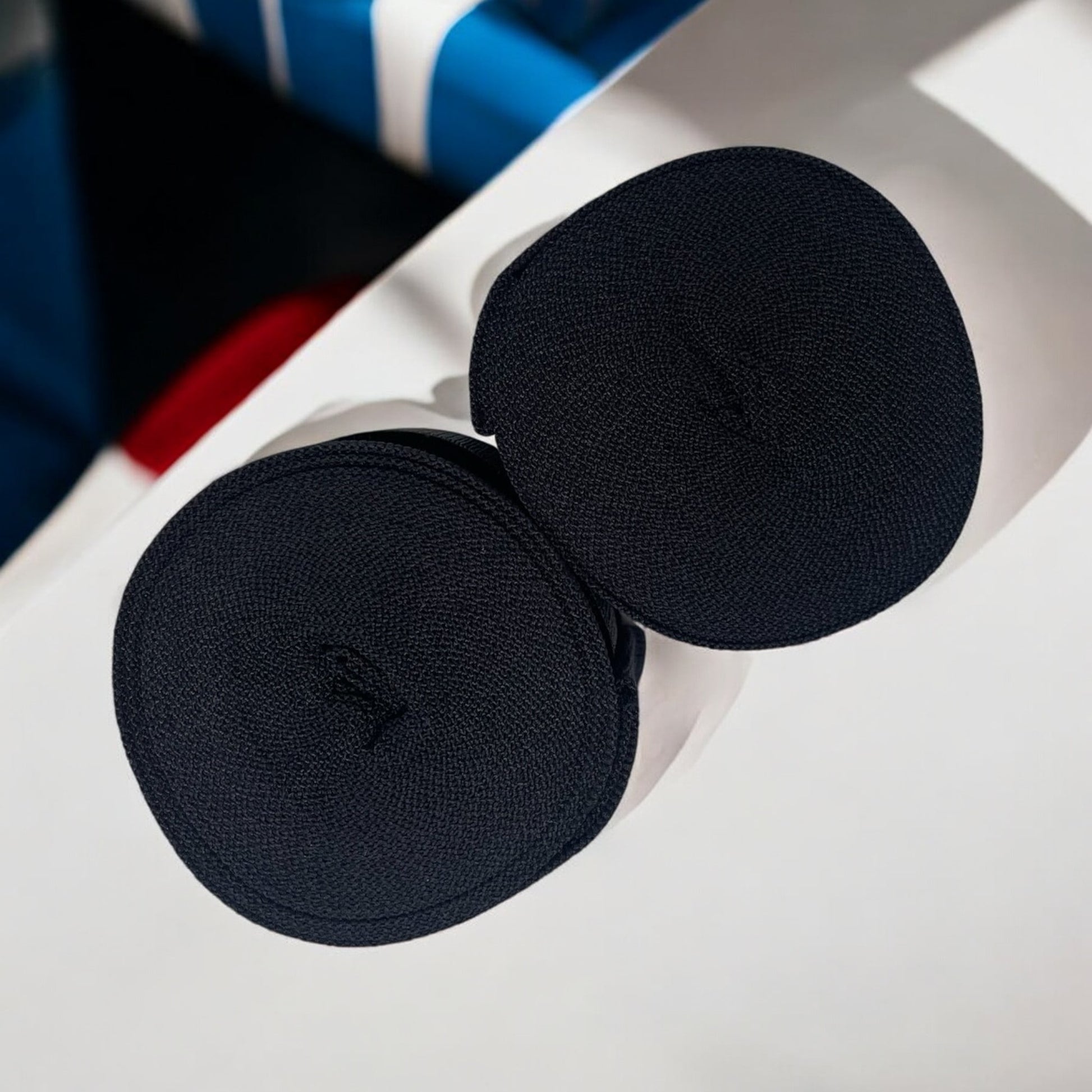 Bandes de boxe SIMSPORT couleur noir posées sur une table blanche, arrière plan couleur France