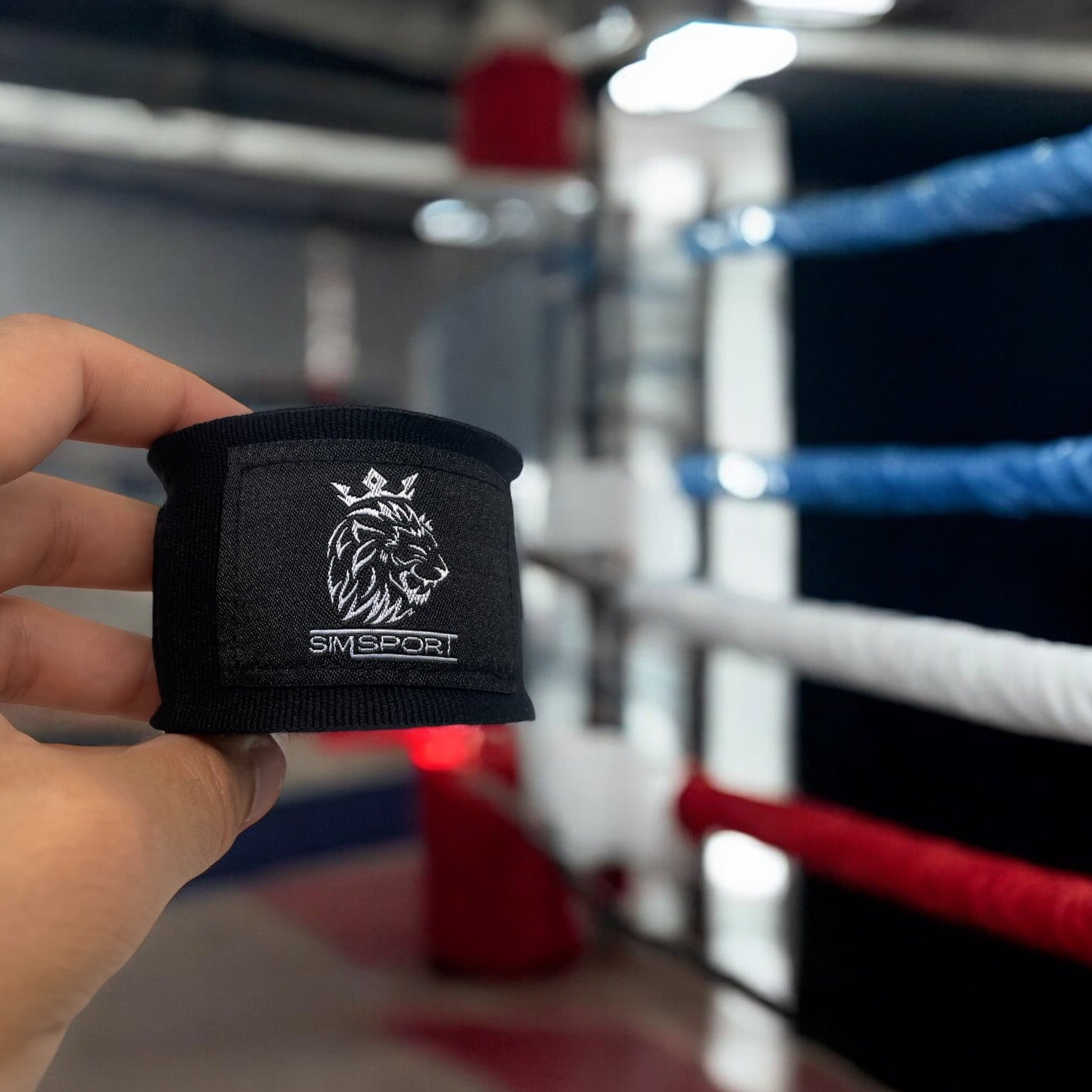 Bandes de boxe SIMSPORT couleur noir portées dans un ring de boxe couleur France
