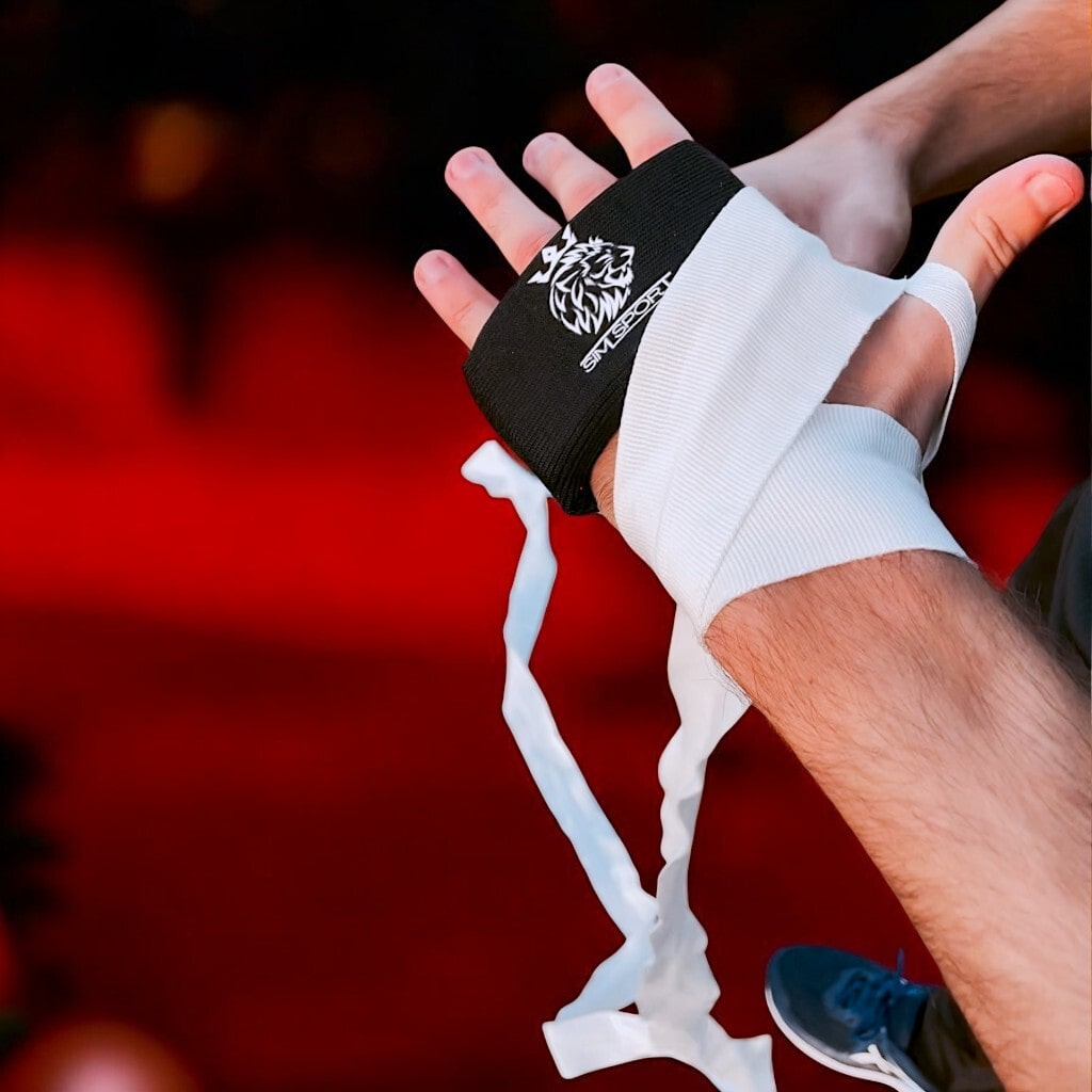 Boxeur qui fait ses bandes, mise en place d'une protection pour les métacarpes afin d'éviter les blessures aux mains. 