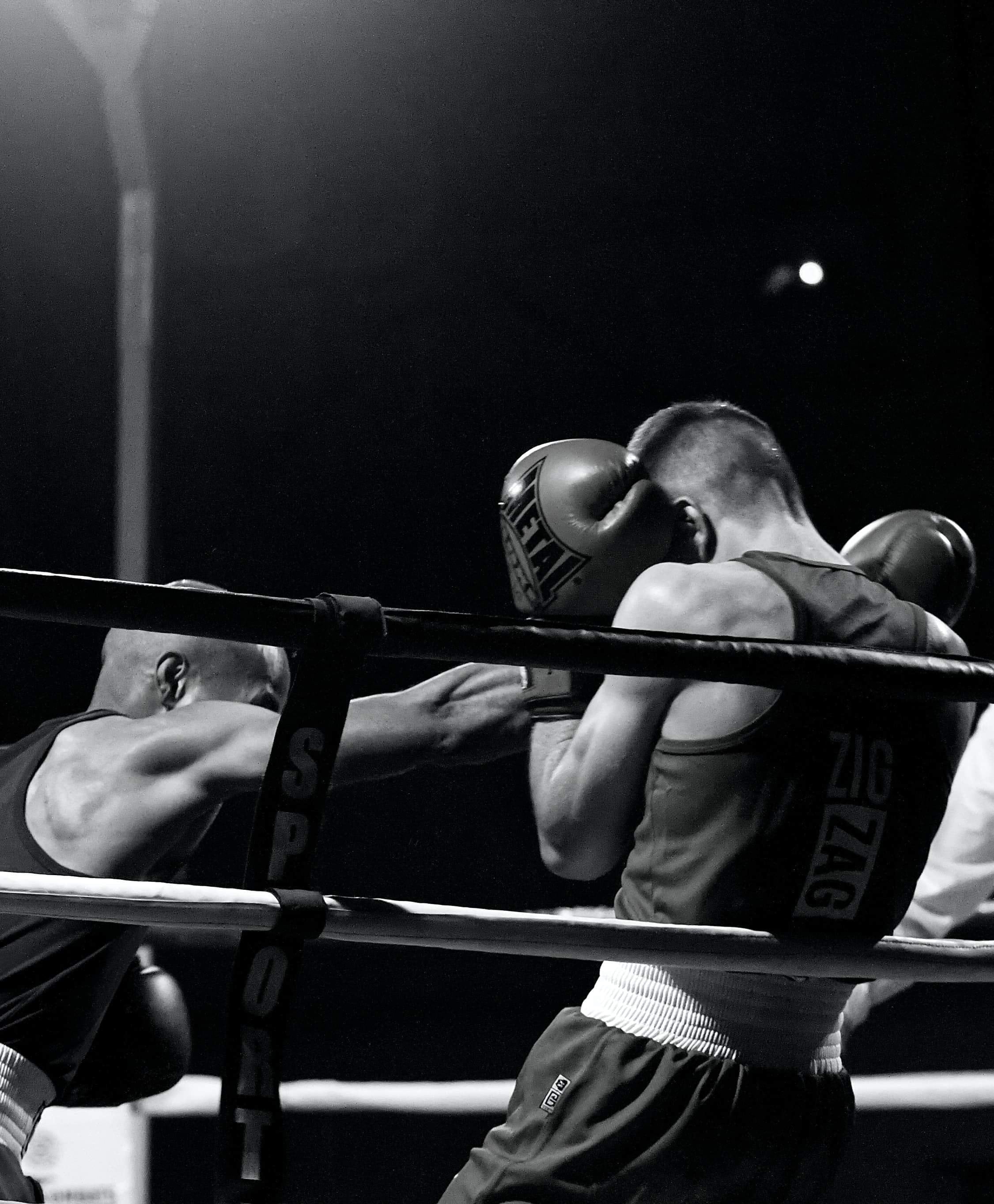 Persévérance - Photo combat de boxe en noir et blanc pour les finales des championnats d'Aquitaine en France, boxe amateur