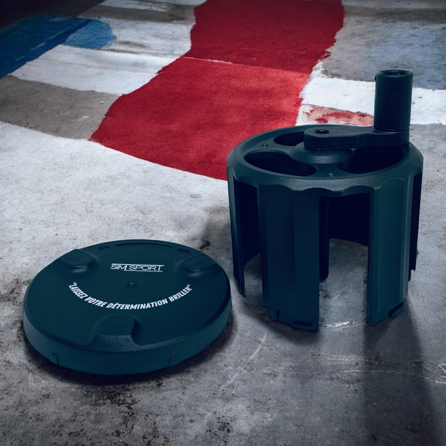 Enrouleur de bandes de boxe SIMSPORT posé sur le sol bleu blanc rouge, France