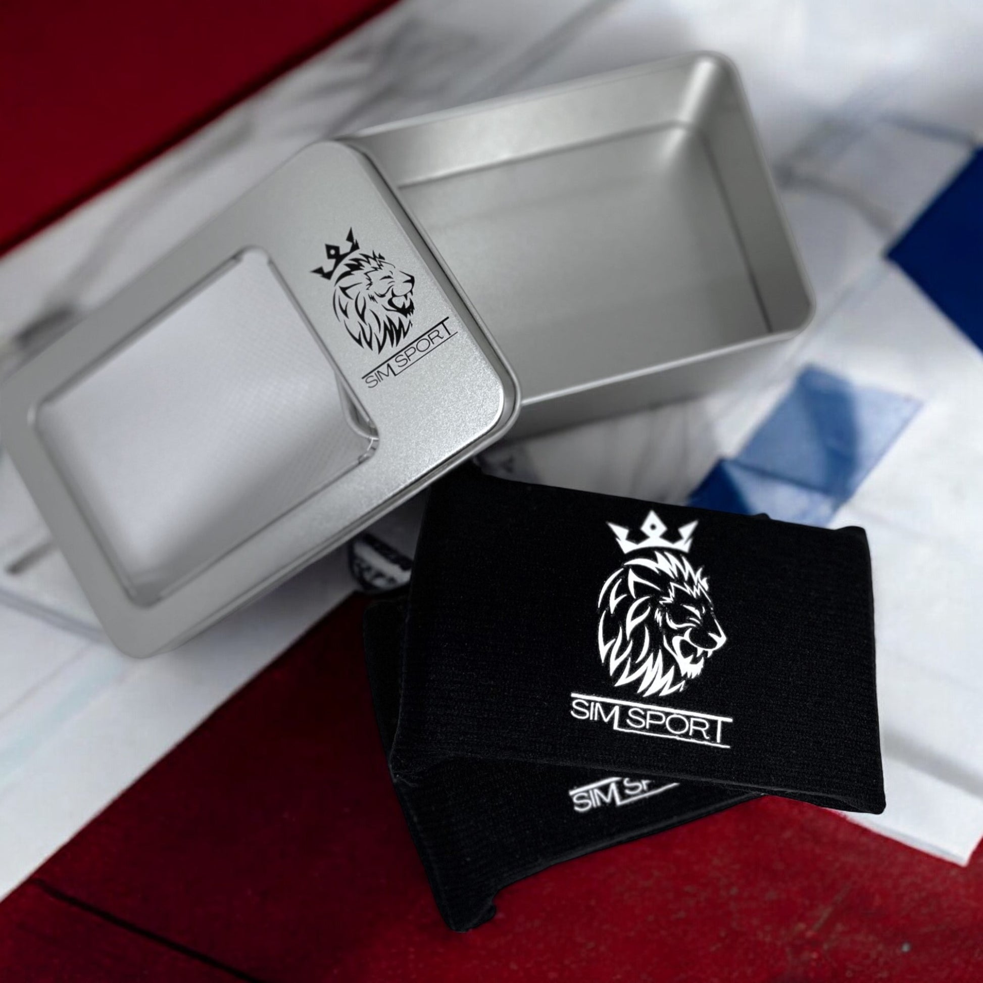 Pad de protection mains (métacarpes) posés dans un ring de boxe couleur France, offert avec sa boîte métallique, couleur noir 