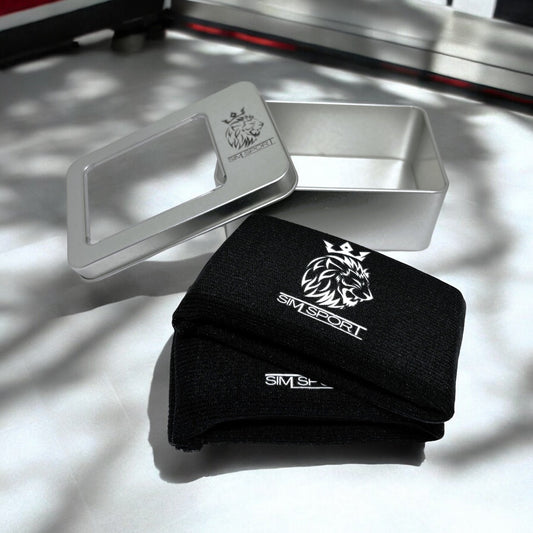 Pad de protection mains (métacarpes) posés dans un ring de boxe, offert avec sa boîte métallique, couleur noir 