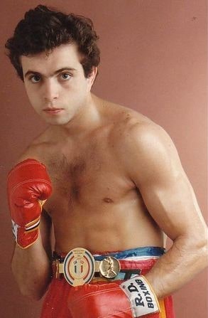 Alain Simoes plusieurs fois champion de France professionnel de boxe anglaise, originaire de Bordeaux
Vice-champion d'Europe 
FFBoxe